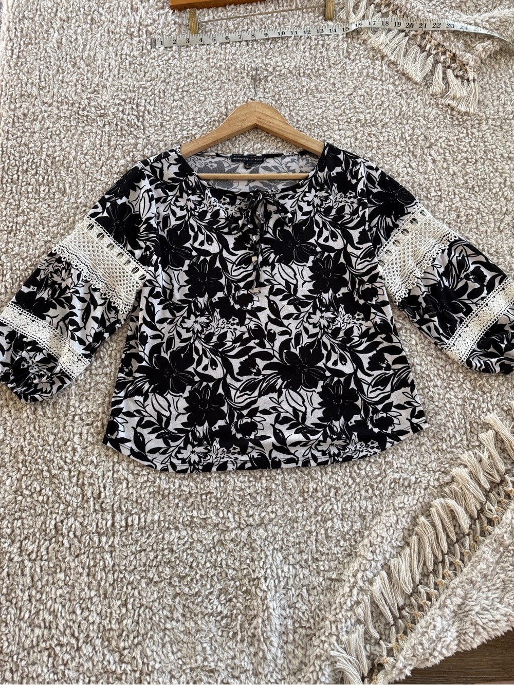 Adrienne Vittadini Women’s Medium Black White Floral Blouse Lace 3/4 Sleeve Boho - Picture 3 of 9